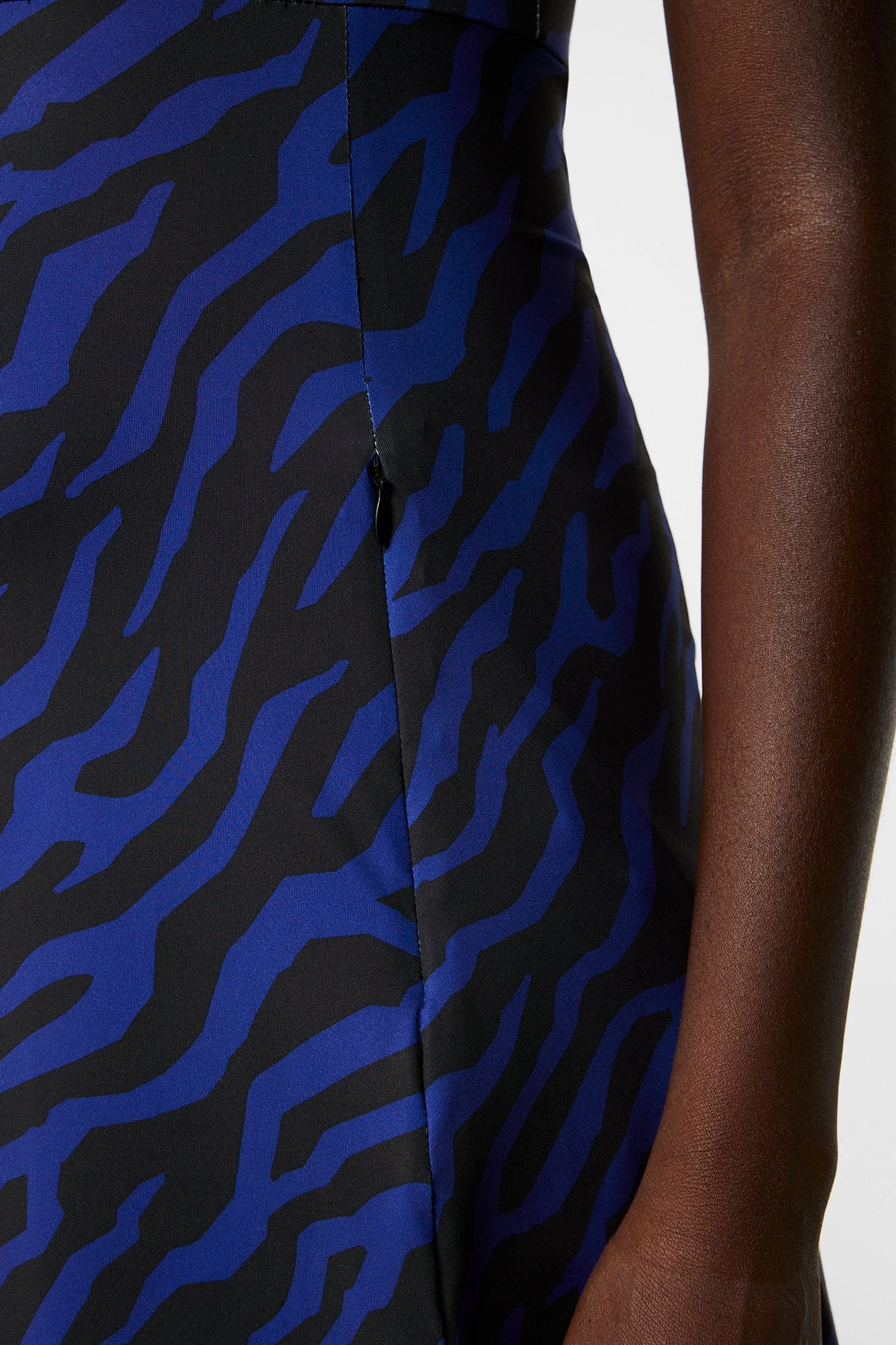J.Lindeberg Women's CORA PRINT Dress - TOUR TIGER CLEMATIS BLUE J.Lindeberg Men's Apparel